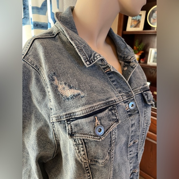Torrid Distressed Jean Jacket NWOT Size 2 - Picture 8 of 14